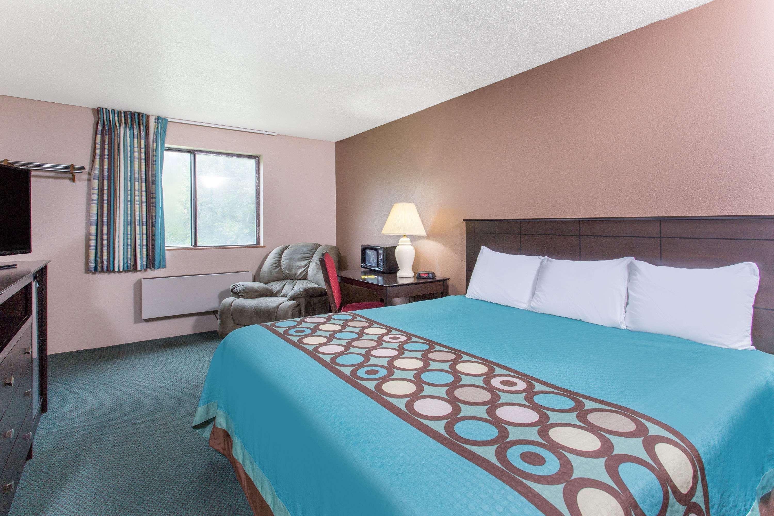 Super 8 By Wyndham Austin Mn Hotel Exterior photo