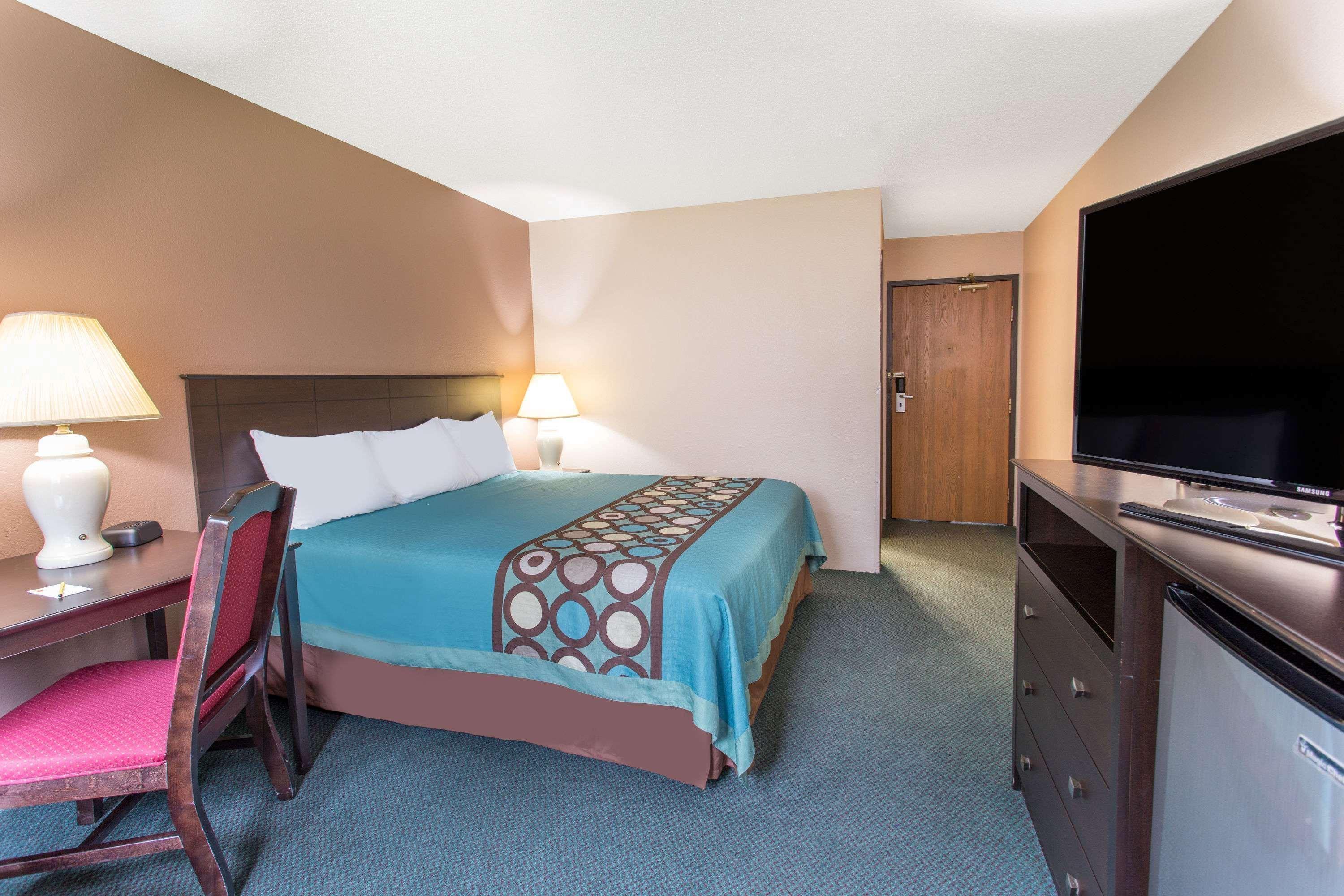 Super 8 By Wyndham Austin Mn Hotel Exterior photo